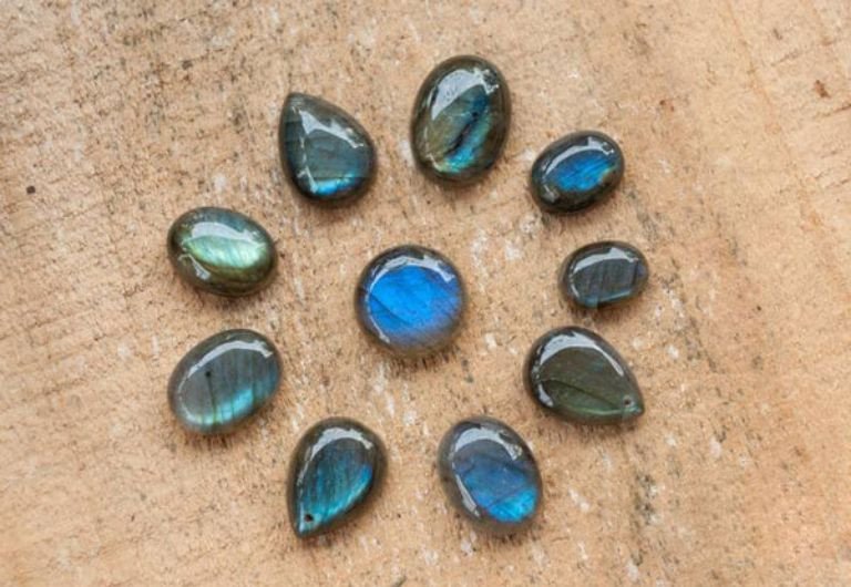 Đá Labradorite phong thủy hợp mọi mệnh trong ngũ hành