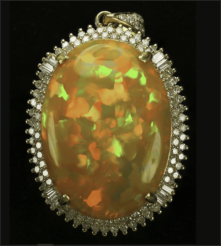 Đá Opal màu vàng, biểu tượng phồn thịnh, hợp với mệnh Kim và Thổ