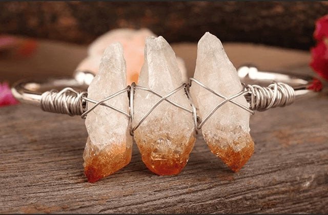 Đá quý Citrine hợp phong thủy với người mệnh Thổ và mệnh Kim, mang lại may mắn và tài lộc