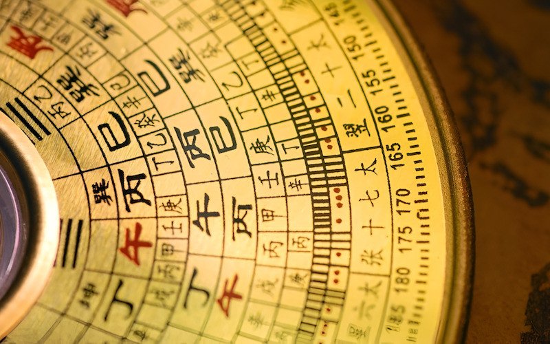 Đặc điểm tính cách của nữ Tân Tỵ 2001 thuộc cung Cấn trong hôn nhân.