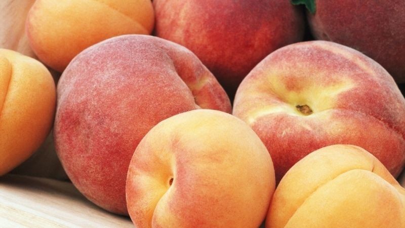 Đào tiên với màu sắc đẹp mắt, biểu tượng trường thọ trên mâm hoa quả cúng rằm tháng 7