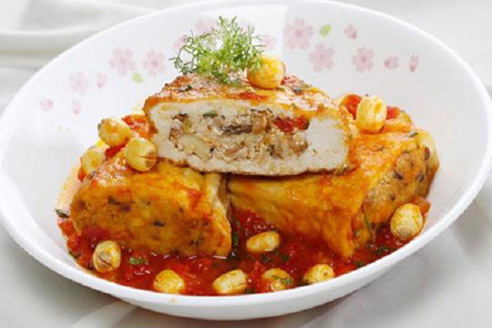 Đĩa đậu hũ nhồi nấm chay thanh đạm trong mâm cúng rằm tháng giêng đơn giản