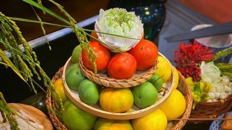 Đĩa hoa quả cúng rằm tháng 7 được bày trí trang trọng trên bàn thờ