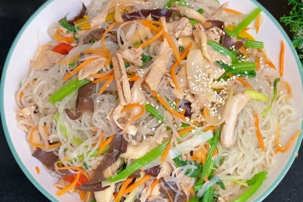 Đĩa miến trộn chay đầy màu sắc