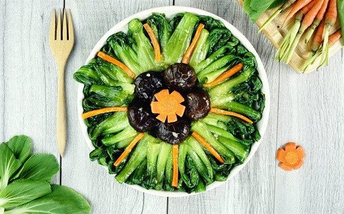Đĩa rau cải chip xào nấm đông cô xanh tươi trên mâm cỗ chay