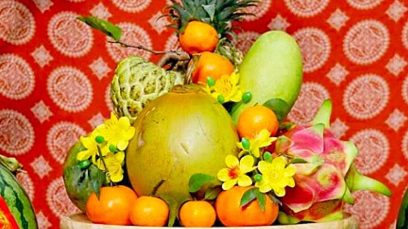 Đĩa trái cây cúng ông Táo miền Nam với mãng cầu, đu đủ, xoài mang ý nghĩa "Cầu sung vừa đủ xài"