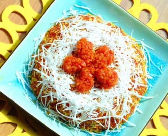 Đĩa xôi gấc đỏ tươi, biểu tượng của may mắn trong mâm cỗ chay