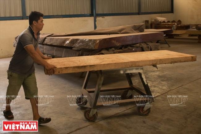 Tác phẩm điêu khắc gỗ tinh xảo thể hiện ý nghĩa của điêu khắc gỗ tiếng Anh là gì trong nghệ thuật