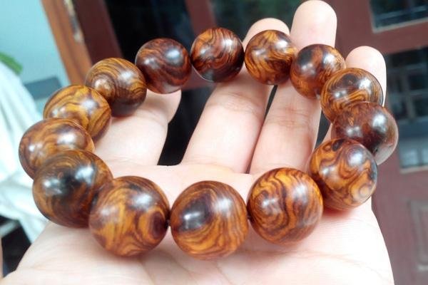 Tượng Phật Di Lặc bằng gỗ sưa đỏ vân đẹp, một ví dụ điển hình gỗ sưa đỏ dùng để làm gì trong chế tác mỹ nghệ.