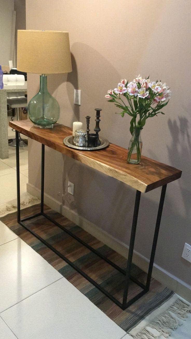 Bộ bàn ghế phòng khách làm từ gỗ muồng đen chạm khắc hoa văn tinh xảo thể hiện vẻ đẹp sang trọng