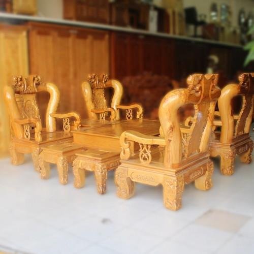 Bộ bàn ghế phòng khách chế tác từ gỗ Pơ Mu với vân gỗ tự nhiên tuyệt đẹp và thiết kế sang trọng