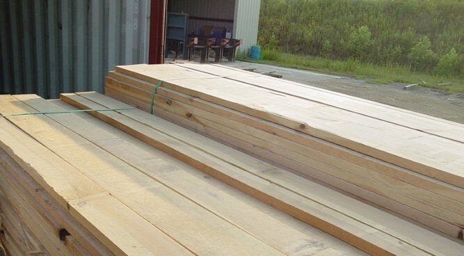 Đồ vật làm từ gỗ thông đặt ngoài trời