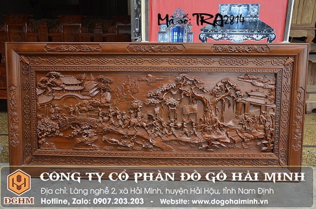 Đoàn rước trong tranh gỗ Vinh Quy Bái Tổ qua cổng làng, thể hiện cảnh vinh quy bái tổ trang nghiêm