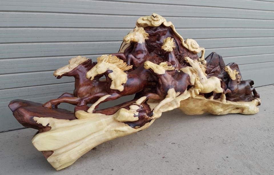 Đoạn thân gỗ trắc dây nhỏ với bề mặt gai