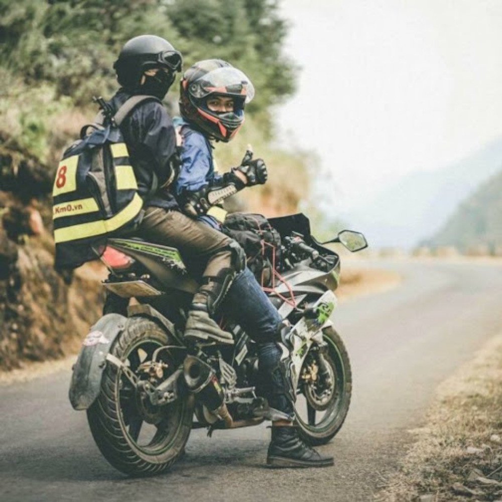 Đoàn xe máy đang phượt trên đèo dốc của Ba Vì, trải nghiệm thú vị khi khám phá từ Hà Nội