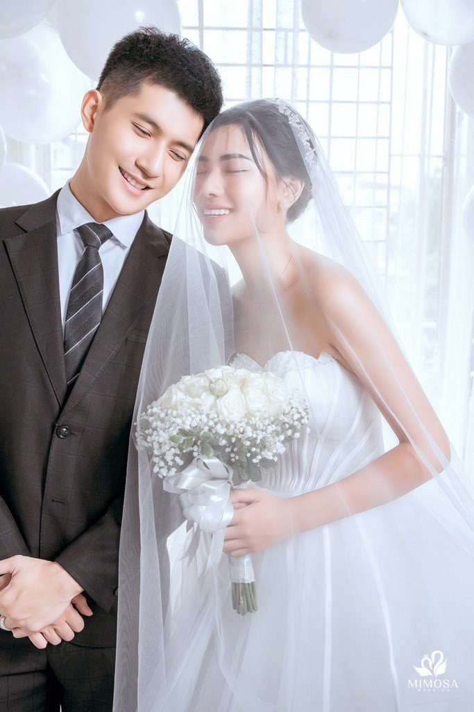 Đôi vợ chồng hạnh phúc nhìn về phía trước, tượng trưng cho một tương lai tươi sáng và bền vững