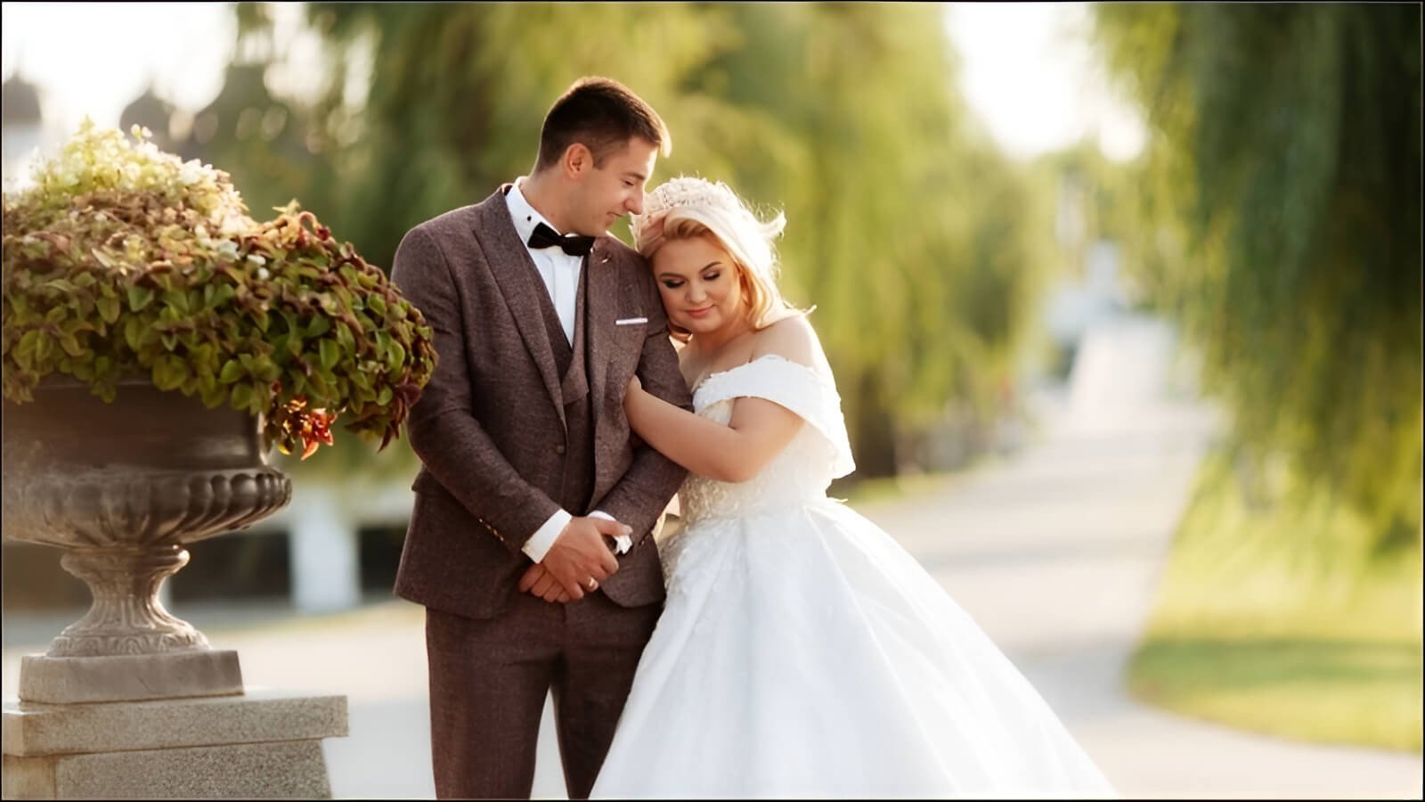 Đôi vợ chồng hạnh phúc, tượng trưng cho hôn nhân hòa hợp và sự thịnh vượng khi nữ 1993 lấy chồng tuổi hợp