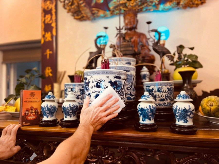 Dọn dẹp bàn thờ sạch sẽ trước khi thực hiện nghi lễ cúng Ông Táo trang nghiêm