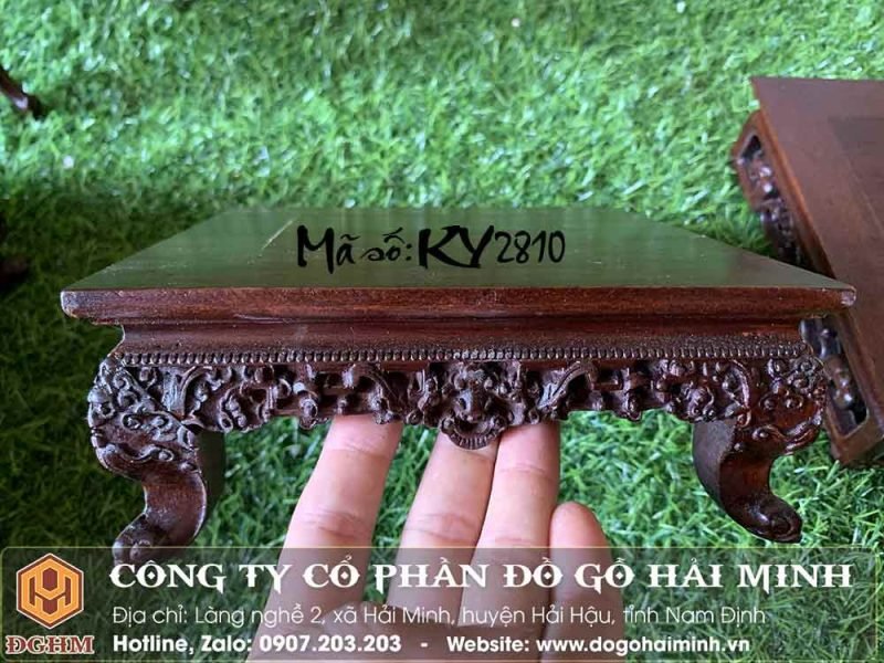 Đôn kỷ chân quỳ bằng gỗ gụ dùng để kê tượng hoặc bình hoa