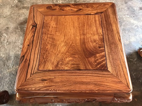 Đôn vuông trong bộ bàn ghế gỗ tay 12