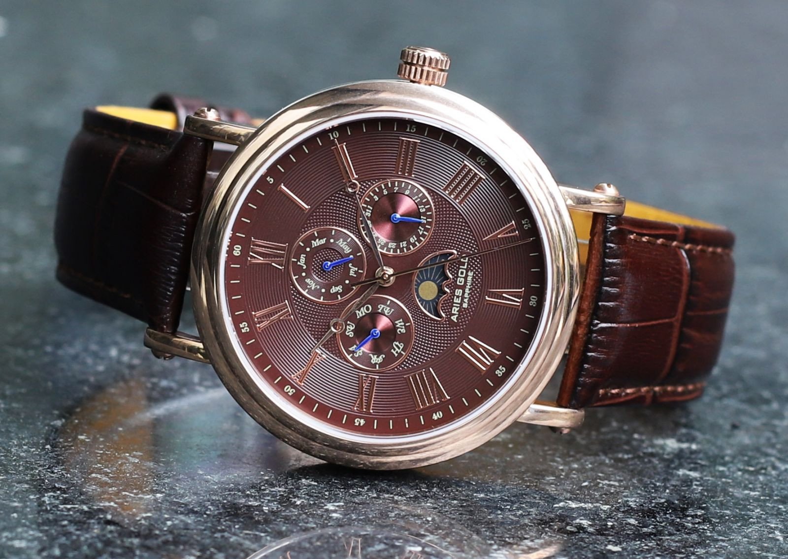 Đồng hồ đeo tay màu vàng nâu hợp mệnh nam sinh năm 1977