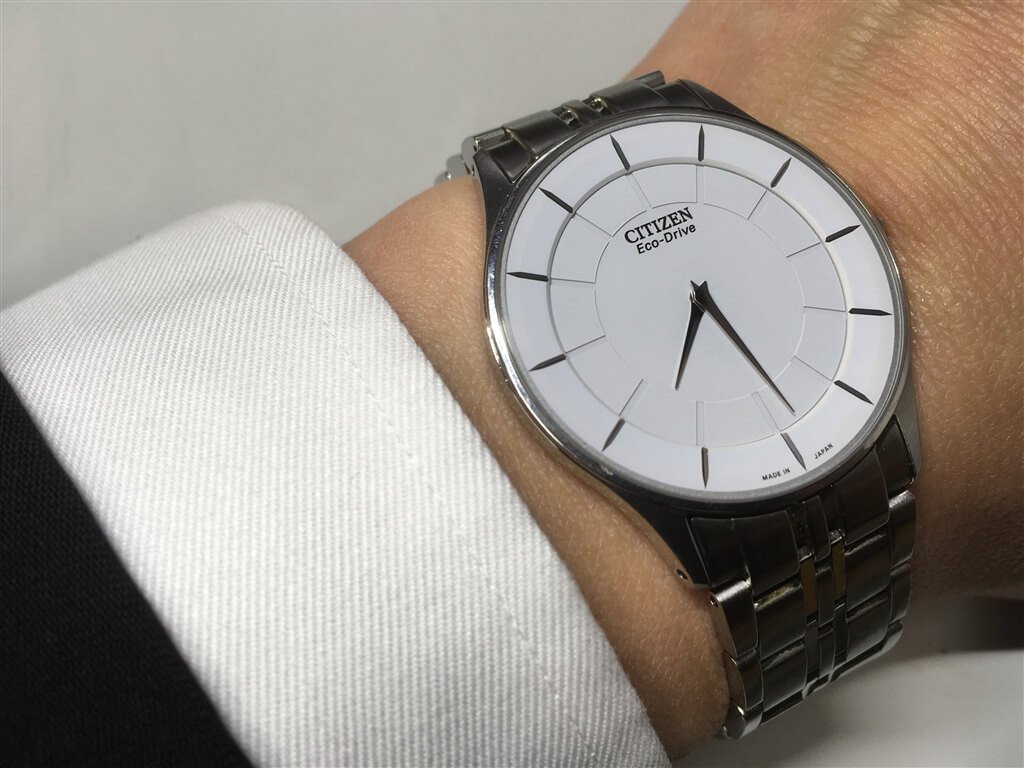 Đồng hồ đeo tay với màu sắc hợp phong thủy cho người sinh năm 1984 mệnh gì hợp màu gì