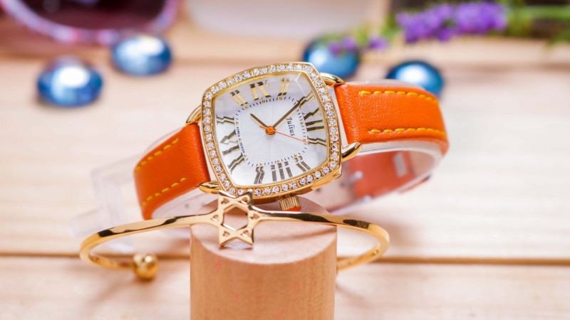 Đồng hồ màu cam đỏ hợp mệnh 1995