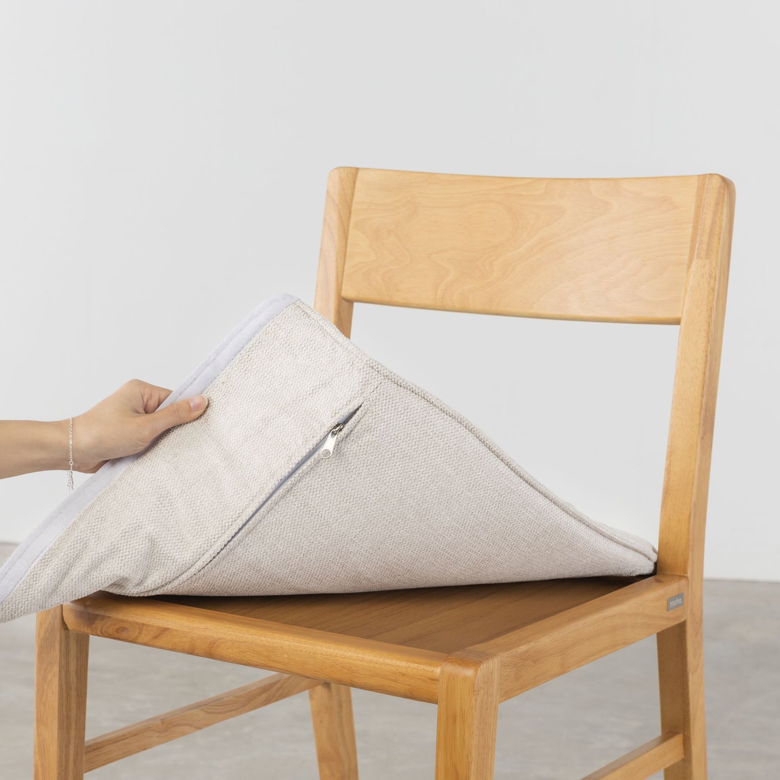 Ghế ăn gỗ sồi có nệm tháo rời tiện lợi