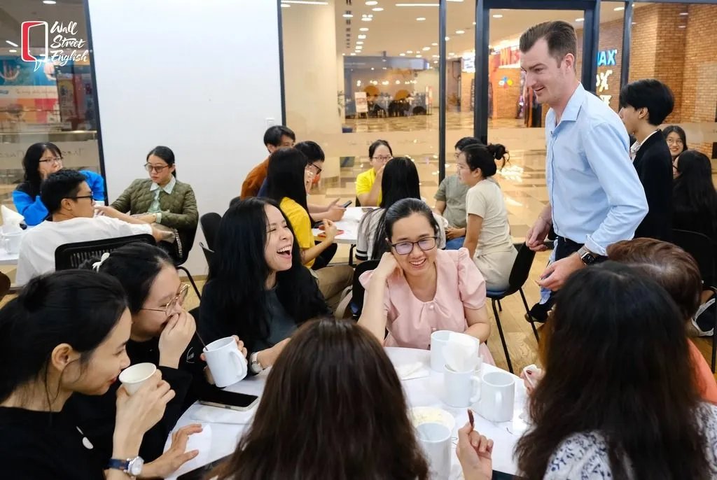 Ghế đẩu gỗ đơn giản tiếng Anh là gì và các thuật ngữ liên quan phổ biến