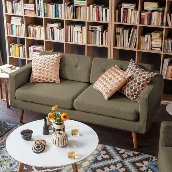 Ghế sofa bọc vải màu xám trong phòng khách hiện đại