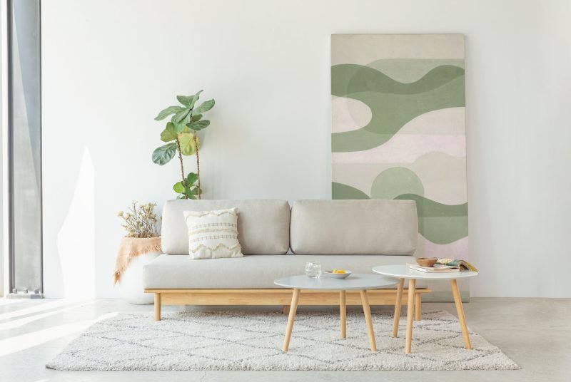 Ghế sofa gỗ với nệm bọc màu kem, minh họa loại đồ nội thất cần vệ sinh cả phần gỗ và phần nệm.