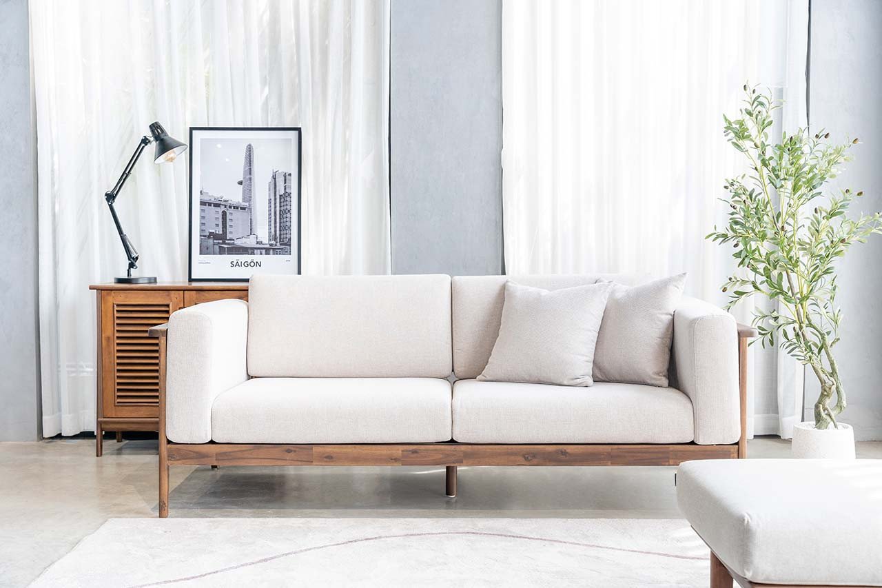 Ghế sofa gỗ với thảm trang trí trong không gian phòng khách