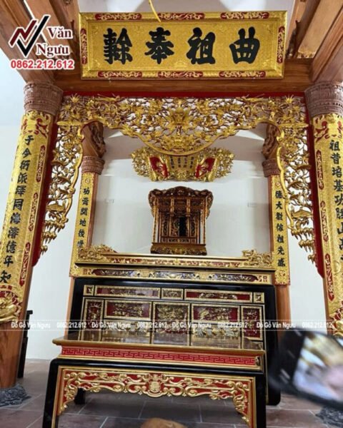 Gia chủ chuẩn bị lễ cúng thay bàn thờ mới với bức hoành phi trang trọng