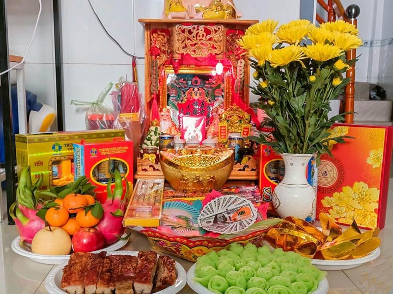Gia chủ thành tâm đọc bài văn khấn cúng ông thần tài thổ địa để cầu phước lành.