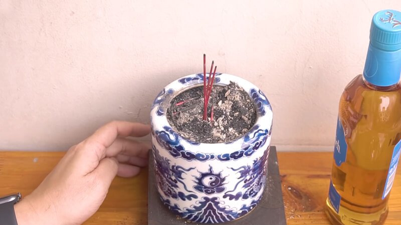 Gia chủ thành tâm thắp hương xin phép thần linh trước khi tỉa chân nhang