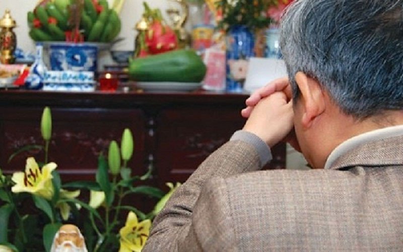 Gia chủ thành tâm thắp nén nhang xin phép trước khi bao sái ban thờ