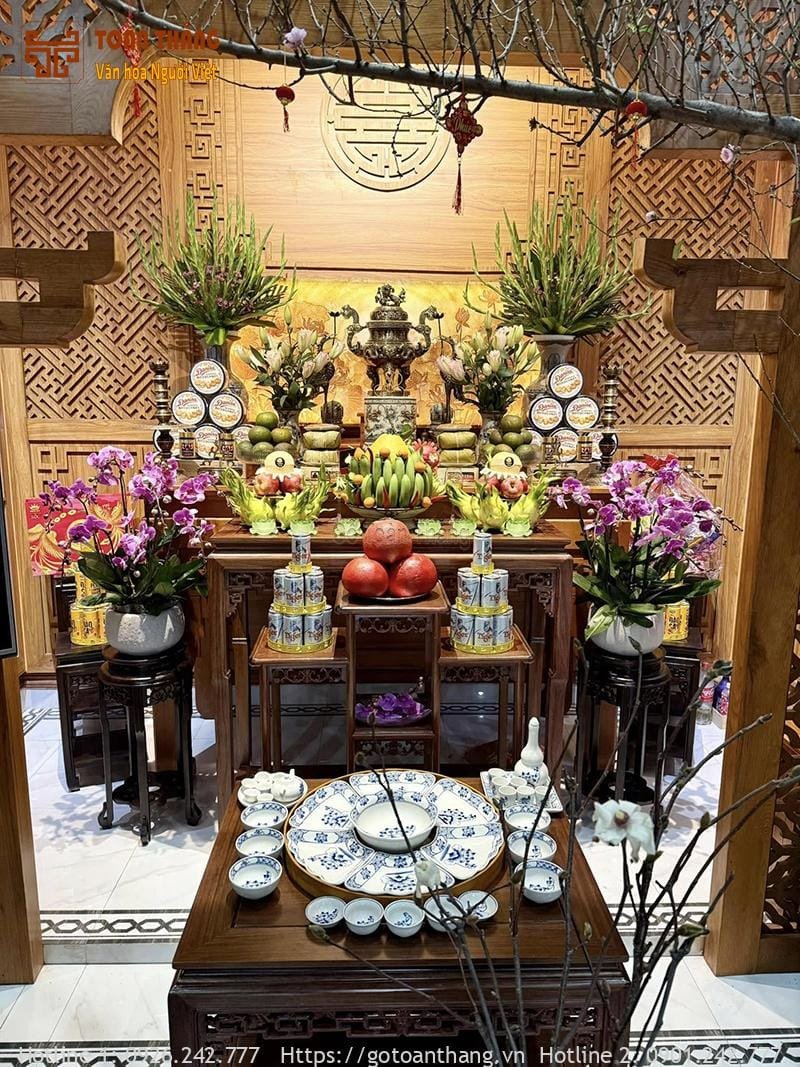 Gia chủ thành tâm thực hiện bài cúng Ông Công Thổ Địa theo truyền thống