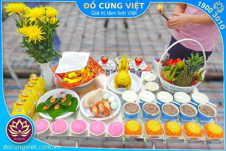 Gia chủ thành tâm thực hiện lễ cúng cất nóc nhà cầu bình an