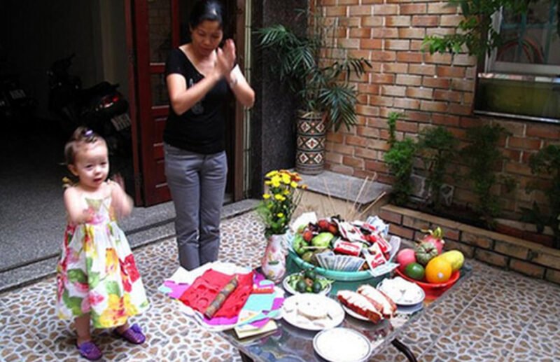 Gia chủ thành tâm thực hiện nghi lễ văn khấn cúng ngoài sân