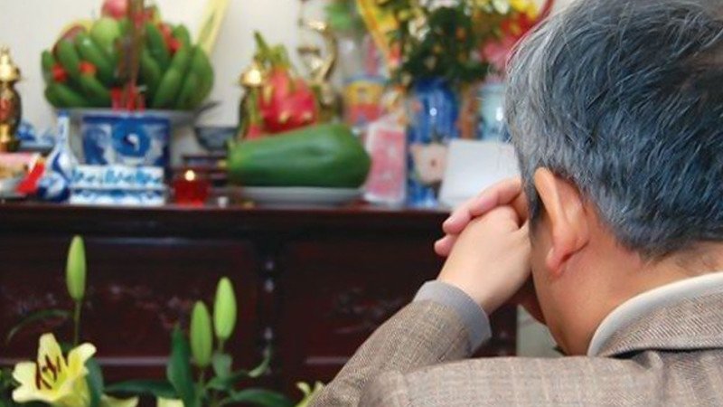 Gia chủ thắp hương kính báo hoàn thành công việc dọn dẹp bàn thờ