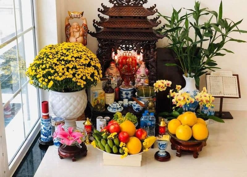 Gia chủ tìm hiểu cách cúng ông thần tài để cầu may mắn, tài lộc.