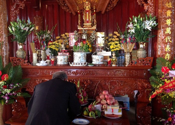 Gia đình chuẩn bị mâm cúng và văn khấn thay bàn thờ mới