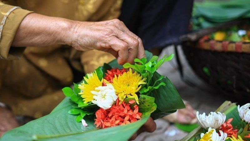 Gia đình đang tảo mộ trong lễ cúng Tết Thanh Minh