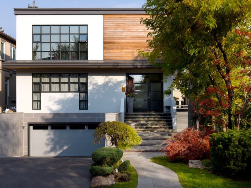 Gia đình đang thảo luận về phong thủy hướng Tây Nam hợp mệnh gì trong một ngôi nhà hiện đại, minh họa cho sự đa dạng của hướng Tây Nam vượng và suy.