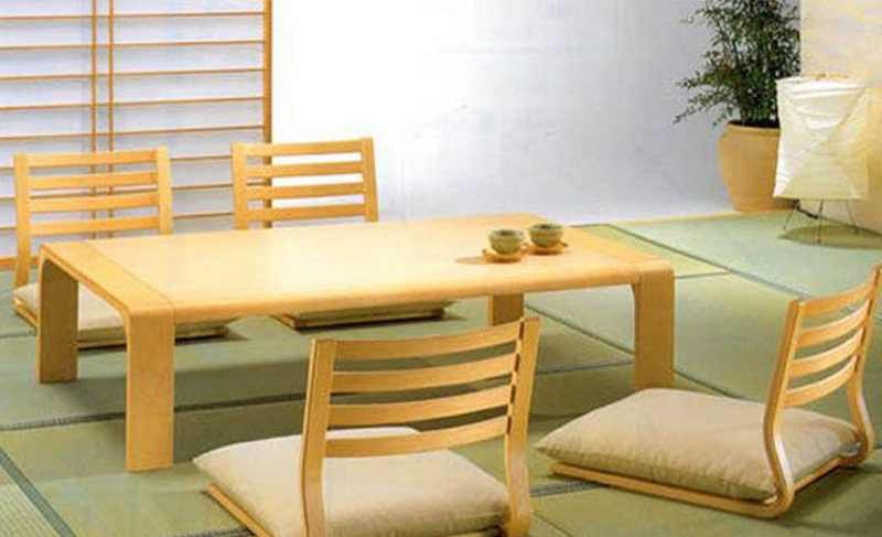 Gia đình dùng bữa cơm ấm cúng bên bàn ăn ngồi bệt kiểu Nhật