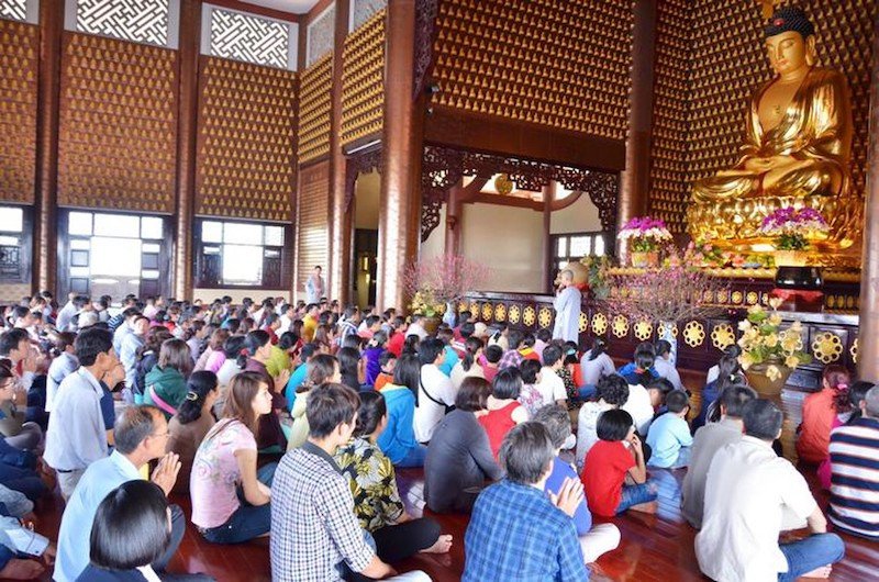 Gia đình làm lễ cúng Rằm tháng Giêng cầu bình an may mắn