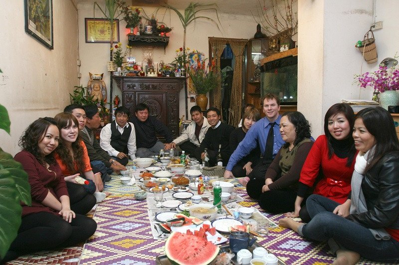 Gia đình sum họp đoàn viên trong ngày sắm lễ cúng giỗ thường