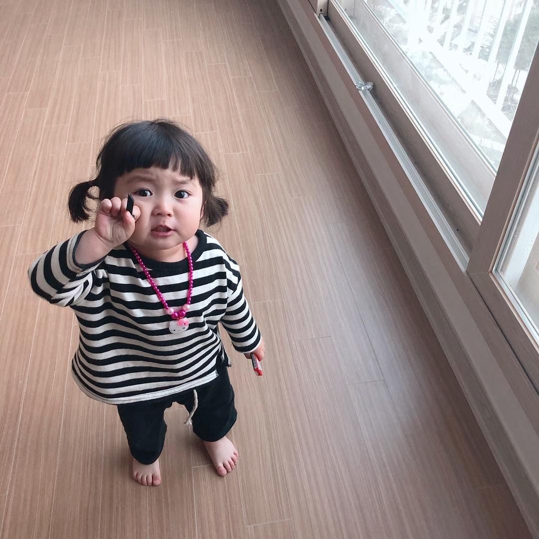 Gia đình tham khảo mệnh của tên Quỳnh Anh trước khi đặt tên cho bé gái.