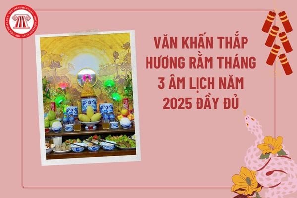Gia đình thành tâm thực hiện bài cúng Rằm tháng 3 tại bàn thờ gia tiên, thể hiện lòng thành kính.