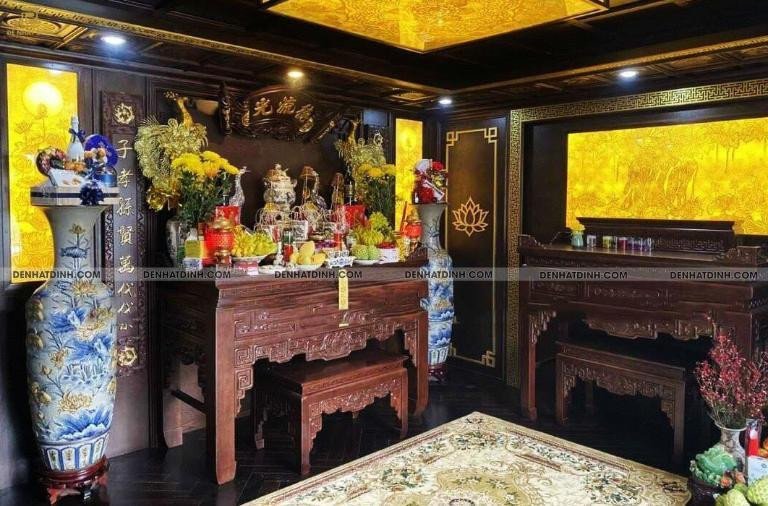 Gia đình thắp hương hàng ngày cho bàn thờ gia tiên